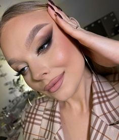 50+ Aesthetic Makeup Inspirations! [Click Here] Festival Eye Makeup, Red Lipstick Makeup Looks, Grey Eye Makeup, 50 Aesthetic, Makeup Ojos, Hot Makeup, Pinterest Makeup