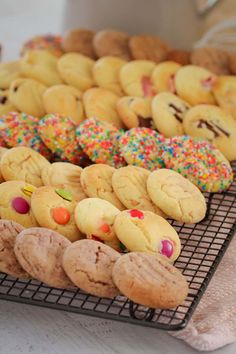 there are many cookies on the cooling rack