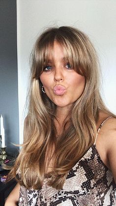 Blonde Hair Round Face, Long Blonde Hair With Highlights, Curtain Bangs Blonde Hair, Hair Dye Trends, Bangs Blonde Hair, Bottleneck Bangs, Curtain Bangs Blonde, Tutorial Hairstyles, Light Brunette Hair