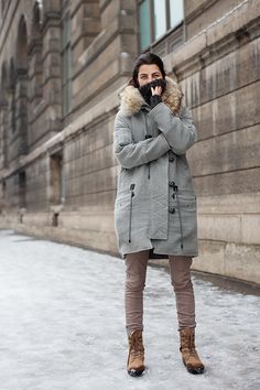 On the street- rue Rivoli, Paris- shot by the Sartorialist. Parisian Winter, Winter Mode, Artist Outfit, Style Inspiration Winter, Cold Weather Fashion, Winter Stil, Street Style Winter, Winter Looks