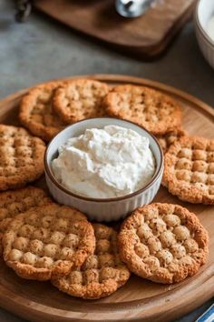 Cookies arranged around a bowl of whipped cream on a wooden platter. Crispy Cottage Cheese Chips, Keto Cottage Cheese, Keto Crackers Recipe, Keto Crackers, Cracker Recipe, Crackers Recipe, Gluten Free Crackers