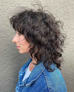 Cuts For Curly Hair, Long Layered Curly Hair, Wolf Cuts, Layered Curly Hair, Curly Mullet, Medium Curly, Curly Bangs, Haircuts For Wavy Hair, Wolf Cut