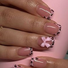 Short French Tip Acrylic Nails Halloween, Cute Nails Short Fall, Short Nail Designs Animal Print, Pink And Brown Cheetah Nails, Cheetah Acrylic Nail Designs, Pink Leaped Print Nails, Short Art Nails, Pink Nail Charms, Pink Lepord Print French Tip Nails