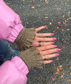 Pink Nail Outfits, Milani Nail Polish, Pretty Summer Acrylic Nails, Rounded Almond Acrylic Nails, Rings Inspo Aesthetic, Pink Nails Outfit, Autumn Pink Nails, Minimalistic Nails Design, Nails Inspo Winter