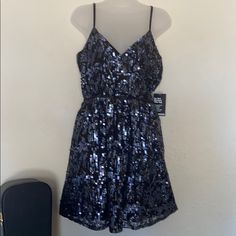 Nwt Express Dress Size M. Fully Lining. Shell: 73% Nylon, 24% Rayon, 3% Polyester. Lining: 94% Polyester, 6% Spandex. Non Smoking House If You Have Any Specific Question Or Need More Pictures Feel Free To Ask Me. Casual Sequin Party Dress, Casual Holiday Party Dresses, Medi Dress, Black Tank Top Dress, Wrap Dress Short, Vintage Midi Dresses, Light Pink Dress, Tiered Ruffle Dress, Black Tank Dress