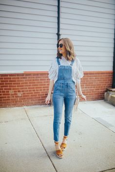 Pants Overalls Outfit, Dungarees Outfit, Overalls Outfits, Best Casual Outfits, School List, Jeans Rock, Polka Dot Blouse, How To Look Classy