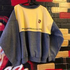 #Outfit #Style #Springstyle #Springoutfit #Styleideas #guygiftideas #mengiftifeas #fashionman Porsche Sweatshirt, Porsche Outfit, 90’s Fashion, Porsche Clothing, Women’s Fashion, 90s Porsche, Italian Outfits Women, Style Inspo Aesthetic, 90s Winter