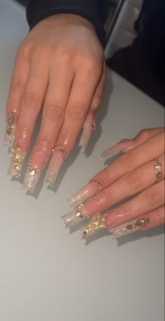 Quinceañera Nails Gold, Quinceanera Nails White And Gold, Latina Acrylic Nails Gold, Champagne Nails For Prom, Cute Rose Gold Quince Nails, Baddie Birthday Nails Gold, Golden Quince Nails, Ivory Gold Nails, Short Gold Nails Acrylic