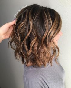 Shoulder-Skimming Caramel Balayage Lob Dark Chocolate Hair, Brunette Bob, Womens Haircuts Medium, Medium Brown Hair, Skirt Diy, Shoulder Length Bob, Medium Layered Haircuts, Wavy Bob