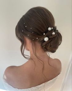 Braid With Pearls Wedding Hairstyles, Prom Pearl Hairstyles, Hairstyles For Weddings Pakistani, Pearl Hairstyles Short Hair, Bride Hairstyle With Pearls, Hairdo With Pearls, Bridal Updo With Pearls, Prom Hair With Pearls, Pearls In Hair Wedding