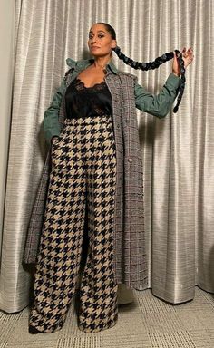 Plaid Pants Outfit Black Women, Oversized Office Outfit, Retro Outfits For Women, Neutral Color Outfits, Ellis Ross, Holiday Outfits Women, Fall Attire, Christmas Outfits Women, 60 Fashion