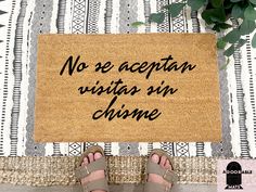 someone is standing in front of a door mat that says no se acepater vistas sin chime