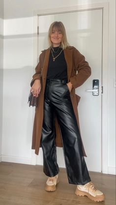 Brown Coat Outfit, Camel Outfit, Outfit Office, Famous Outfits, Outfit Mujer, Black Leather Pants, Elegante Casual, Coat Outfits, Leather Outfit