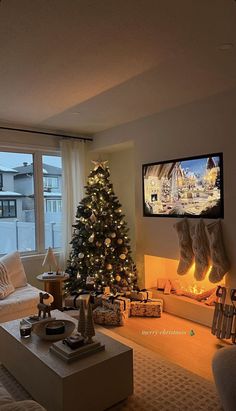 Home At Christmas, Aesthetic Christmas Apartment, Christmas Cozy Home Living Room, Festive Board Ideas, Aesthetic Christmas Decor Apartment, Cozy Home Vibes Aesthetic, Christ Mas Decor, Christmas Decor Aesthetic Apartment, Aesthetic Winter Painting