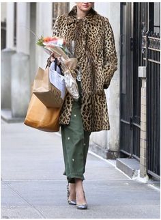 Olive Style, Olive Pants, Black Tees, Leopard Coat, Leopard Print Coat, Mode Casual, Cooler Look