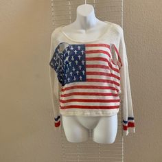 Women’s Medium New W/ Tags Flag Design W/ Cuts For Detail Usa Sweater, Sweaters Women, Lightweight Sweater, Flag Design, Light Weight Sweater, Sweater Top, Sweaters For Women, Flag, Cream