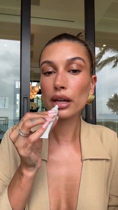 Hailey Bieber Natural Nails, Hailey Bieber Glowy Makeup, Hailey Beiber Make Up Looks, Hailey Bieber Glam, Hailey Bieber Makeup Looks, Fall Makeup 2023, Hailey Makeup, Hailey Bieber Makeup