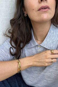 Minimalist jewellery ideas. Mejuri are my favourite jewellery brand for classic, simple jewellery looks. Chunky gold bagle, chunky gold rings. Chic gold accessories for women. #TheAnnaEdit #JewelleryInspiration Chunky Gold Rings, Accessories Inspiration, Outfit Ideas Winter