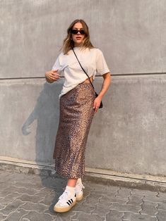 DESCRIÇÃO Alerta SUPER TREND: animal print! Saia midi acetinada com estampa de onça. Possui acabamento com forro e elástico na cintura. Ela faz o look! Vai s... Animal Print Skirt, Stylish Work Outfits, Print Inspiration, Dress Store, Wardrobe Style, Street Chic, Basic Style, Spring Summer Outfits, Look Cool