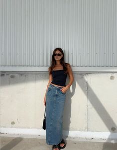 Long Denim Skirt Outfit Summer Casual, Casper Aesthetic, Long Denim Skirt Outfit, Bandana Cap, Jean Skirt Outfits, London Summer, Denim Skirt Outfits