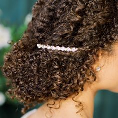 "For our brides craving simplicity but still some sparkle, our Astrid crystal and pearl bridal hair barrette is the perfect wedding hair accessory!  This beautifully minimalist hair clip can be worn in the back of an updo, symmetrically with hair half up and half down or with side swept waves.  There are so many options for this beautifully simple and modern hair adornment! ♥ Shown with our Lyla earrings (sold seperately) The Fine Details: *3 1/8\" Parisian made gold plated hair barrette *8mm ge Pearl Hair Accessories Curly Hair, Bridal Hair Barrettes, Minimalist Hair, Bride Updo, Wedding Barrettes, Crystal Hair Comb, Side Swept, Hair Adornments, Flat Lay Photography