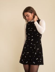 Cord Pinafore Dress Outfit, Shift Dress With Shirt Underneath, Casual Dress With Jacket, Vintage Floral Dress Outfit, Mini Dress Autumn Outfit, Shift Dress Styling, University Outfits Women, Autumn Mini Dress, Short Dress Fall Outfit