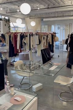 Fashion Designer Showroom, Jobs In Fashion Industry, Interior Designer Aesthetic Girl Job, Buissnes Aesthetic, Model Vision Board, Fashion Job Aesthetic, Fashion Industry Aesthetic, Fashion Student Aesthetic, Boutique Aesthetic