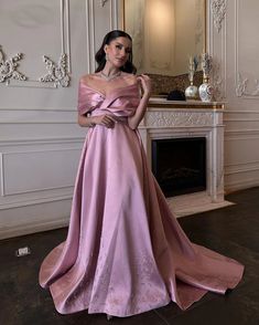 Nikkah Party, Gumpaste Recipe, Wedding Dresses Pink, Dresses With Train, Arabic Women, Yellow Evening Dresses, Grey Evening Dresses, Champagne Evening Dress, Gold Evening Dresses