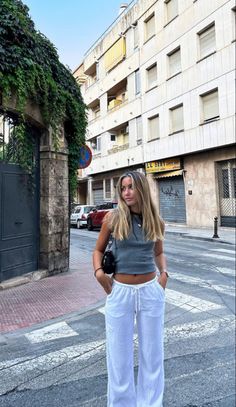 Spain Summer Outfits What To Wear, Summer Outfit Inspo Women, Italy Casual Outfit, Summer Outfit Staples, Cool Girl Style Summer, It Girl Outfit Summer, Europe Fits Summer, Cool Girl Summer Outfits, Simple Travel Outfits