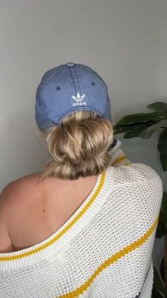 Grab a ball cap and start rolling your ponytail to recreate this viral trend. A baseball cap is a great accessory, but it can look a bit plain and boring. This hairstyle is a great way to elevate the look. Ball Cap Hair, Baseball Cap Hairstyles, Cap Hairstyles, Hair Challenge, Small Curls, Big Curls, Bun Tutorial