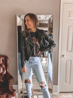 Leather Jacket Graphic Tee Outfit, Graphic Tee And Ripped Jeans Outfit, Rock Concert Outfit Jeans, Black Graphic Tee Outfit, Graphic Tee Shirt Outfit, Graphic T Shirt Outfit, How To Style Ripped Jeans, Short Hair Outfits, Graphic Tee Outfit