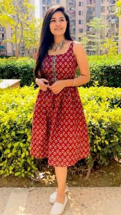 Indian Printed Dresses, Indian Casual Dress, Small Frocks For Women, Kurtis For Jeans, One Piece Dress Knee Length, Dresses Casual Short, Frock Ideas, Knee Length Dresses Casual, Simple Frock Design