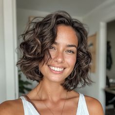 magnific fpPlhC8XgZwEBE3LAZ5x Angled Bob with Loose Curls Kiera Knightly Bob, Pelo Bob Ondulado, Shoulder Length Wavy Hair, Short Wavy Haircuts, Natural Curly Hair Cuts, Wavy Bob Haircuts, Bob Haircut Curly, Chin Length Hair, Hair Inspiration Short