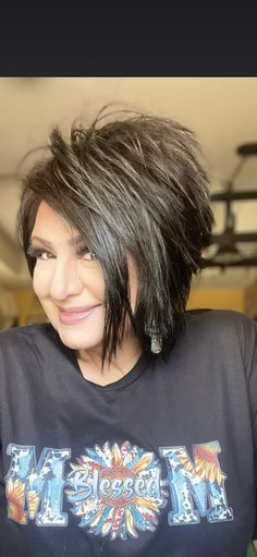 Edgy Aline Haircut, Choppy Shag Hairstyles Medium With Bangs, Irish Hairstyle, Short Shaggy Bob Choppy Layers, Shaggy Bob For Fine Hair Choppy Hairstyles, Short Choppy Layered Hair, Razored Haircuts, Feminine Pixie, Short Silver Hair