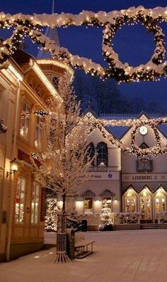 christmas lights decorate the outside of a building