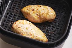 Boneless skinless chicken breasts get cooked to perfection in 10 minutes in the air fryer. A quick and easy weeknight recipe. Chicken Breast In Air Fryer, Philips Air Fryer, Seared Chicken Breast, Easy Chicken Breast, Fried Chicken Breast, Simple Chicken, Air Fried Chicken, Air Fryer Recipes Chicken, Cook Chicken