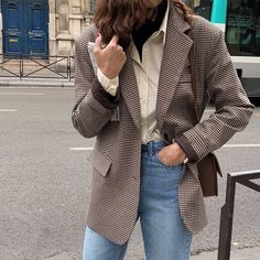 Brown Check Jacket Outfit, Blazer Houndstooth Outfit, Oversized Houndstooth Blazer Outfit, Checkered Blazer Outfits For Women, Pattern Blazer Outfit, Dogtooth Blazer Outfit, Brown Houndstooth Blazer Outfit, Plaid Blazer Outfit Casual, Cool Office Outfits Women