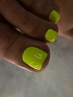 Neon Green Toes, Hot Pink Pedicure Toenails, Neon Yellow Toes, Neon Pedicure Toenails, Nail Inspo Yellow, Neon Pedicure, Neon Toe Nails, Toe Nail Polish, Yellow Toe Nails