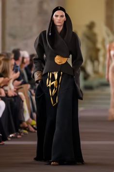 Schiaparelli Couture, Fall 2023 Couture, Fall Coats, 2023 Couture, Unique Fall, Ball Gown Skirt, Couture Vintage, Fall 2023