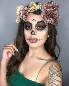 Here's Jalyssa's fall-inspired sugar skull look using her gifted Buxom Customizable Eyeshadow Palette and Buxom Hold The Line™️ Waterproof Eyeliner in Call Me! Recreate this #BUXOMGLAMOWEEN stunner using the products featured here. Products were gifted as part of the Preen.Me VIP program together with Buxom. Maquillage Halloween Simple, Beautiful Halloween Makeup, Halloween Makeup Sugar Skull, Halloweenský Makeup, Halloween Make-up Looks, Dead Makeup, Waterproof Eyeliner Pencil, Creepy Halloween Makeup, Cute Halloween Makeup