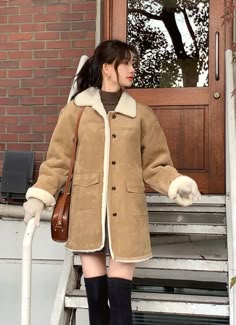 Cute Japanese Winter Outfits, Brown Fluffy Jacket Outfit, Japan Outfits Winter, Japanese Winter Style, Autumn Outfits Korean, Cute Winter Outfits Korean, Japanese Winter Outfits, Korean Outfits Winter