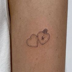 Tattoo Idea Women, Tattoos Handwriting, Tattoo Idea Female, Tattoo Handwriting, Tattoo Red Ink, Doodle Tattoos, Blatt Tattoos, Locket Tattoos, Small Girly Tattoos