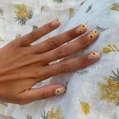 Yellow Nail Art, Video Makeup, Sunflower Nails, Floral Nail Designs, Dipped Nails, Yellow Nails