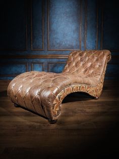 A luxurious chaise lounge upholstered in tufted brown leather with intricate nailhead trim, featuring embossed leather accents on the sides, adding a western flair. Man Cave Chair, Southwest Furniture, Concept Furniture, Western Living Room, Sales Ideas, Loft Ideas, Leather Chaise, Modern And Traditional Decor, Homes Interior