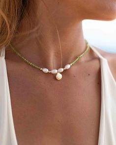 Peridot and Pearl necklace~ Sterling Silver 925 or Gold Filled ~ Choker ~ Jewelry ~ Gift For Her ~ Minimalist~ Handmade MN098 Minimalist Pearl Necklace, Handmade Summer Jewelry, Colorful Beaded Jewelry, Trendy Pearl Necklace, Summer Necklace Beach, Summer Jewlery, Kalung Manik-manik, Metal Chain Necklace, Fresh Water Pearl Necklace