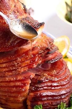 spiral sliced honey baked ham on a plate being drizzled with the sweet sauce Slow Cooker Pineapple Ham, Honey Baked Ham Recipe, Ham In The Oven, Ham Recipes Baked, Pineapple Ham, Pineapple Glaze, Future Chef, Spiral Ham, Honey Baked