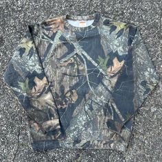 Vintage Y2k Camo Blank Realtree Crewneck Sweatshirt. Great Sweat. Measures 24x28.5. Please Check Measurements Before Purchasing. I Do My Best To Show Any Flaws In Pictures. Quick Shipping! Bundles Encouraged! @Ants_haul On Instagram. 22!!! Y2k Camo, Cute Country Outfits, Camo Sweatshirt, Shirts Vintage, Hunting Clothes, Christmas 2024, Country Outfits, Swag Outfits, Dream Wardrobe