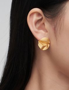 Material: 925 sterling silver, 18k gold plated Element: NA Length/Width/Height: - * 22mm* 22mm Disc Design, Disc Earrings, Hypoallergenic Earrings, Handcrafted Earrings, Gold Earrings Studs, Luxury Jewelry, Earrings Handmade, Gold Vermeil, Timeless Beauty