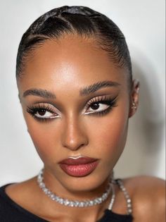 Entonces, estas preparada para aprender desde cero a crear en tu bello rostro una obra de arte con "Maquíllate en 6 pasos, cómo ser tu propia make up artist" Makeup Great Gatsby, Great Gatsby Eye Makeup, Gatsby Glam Makeup, 1920s Black Women Makeup, 70s Glam Makeup Black Women, Great Gatsby Inspired Makeup, The Great Gatsby Black Women, Hollywood Theme Makeup, Great Gaspy Theme Makeup