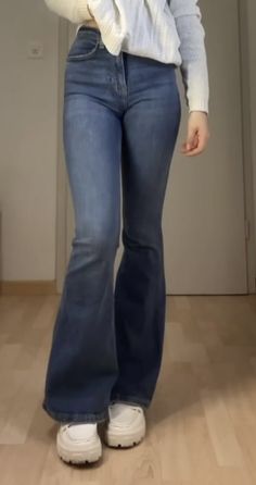 Flair Jeans Outfit, High Waist Loose Pants, Work Basics, Golden Globes Red Carpet, Flair Jeans, Cute Outfit Ideas, Everyday Fashion Outfits, Comfy Chic, Jeans Bootcut